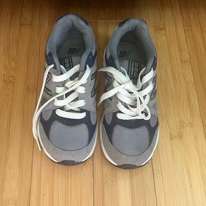 New Balance 888 wide boys size 1.5 NWOB